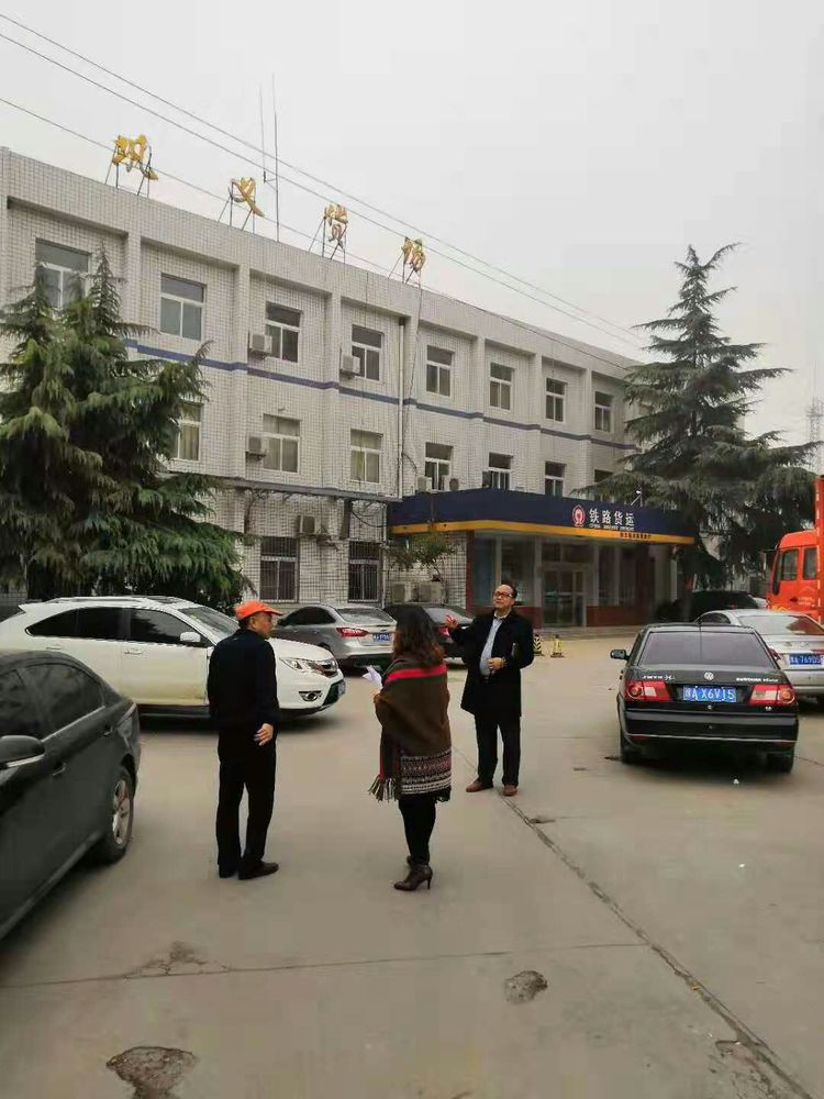 洛陽(yáng)春瑾節(jié)能主任胡火安先生對(duì)鞏義貨場(chǎng)進(jìn)行節(jié)電評(píng)估